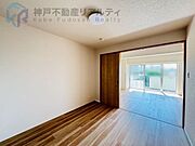 隣接する洋室との間仕切りもあり、使い方自在です♪