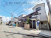 3階建てのゆとりある戸建て住宅に、敷地内駐車スペース付き♪