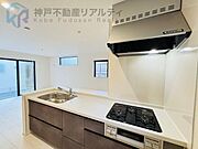 キッチンには食洗機・グリル・三口ガスコンロ完備！
