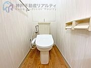 白を基調とした清潔感あふれるトイレ。