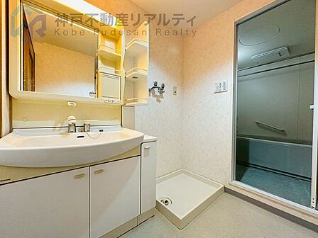 ・洗面台にも収納をしていただけるのでスッキリ片付きます♪