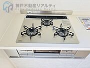 3口ガスコンロ付きのシステムキッチン。
