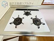 ・お料理好きには嬉しい3口コンロ♪複数メニューも同時に調理OK♪