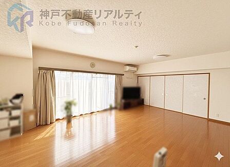 リビングは21.8帖♪窓面も広く自然光がはいります♪※室内写真は家具消し加工をしたものです。