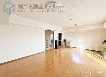 リビングはフローリングなので大掃除もラクラク♪※室内写真は家具消し加工をしたものです。