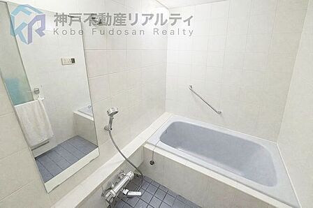 鏡付のバスなのでお掃除がしやすいです♪※室内写真は家具消し加工をしたものです。