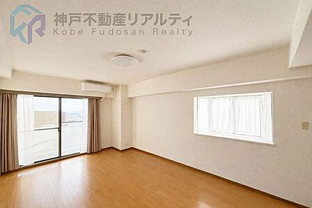 11.5帖の洋室♪2面採光で陽当たり良好♪※室内写真は家具消し加工をしたものです。