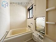・シャワー付きのお風呂です♪窓があり採光もございます♪