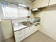 キッチンにも窓があり明るい空間♪※写真は家具消し加工を施しております。
