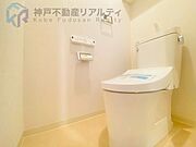 白を基調とした清潔感あふれるトイレ。