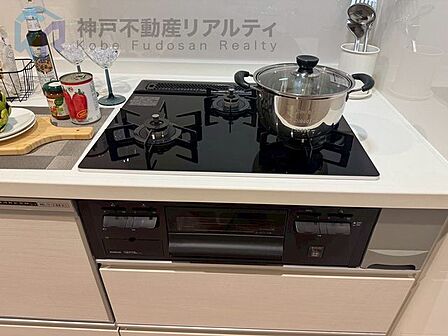 ◆3口コンロ付きのシステムキッチン!同時調理ができて時短に便利ですね♪