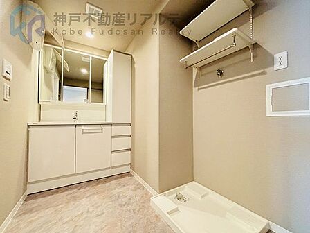 三面鏡洗面台は収納も充実♪朝の身支度がはかどります♪