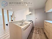 ・カップボードつきの対面タイプのキッチン♪リビングの様子を見ながら家事ができます♪