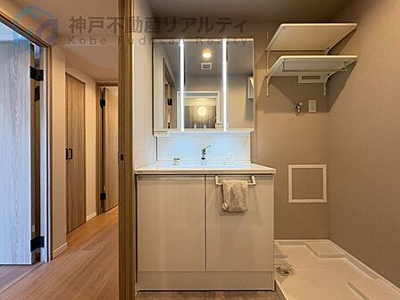 収納も兼ね備えた三面鏡付きの洗面化粧台で、朝の身支度もスムーズ!