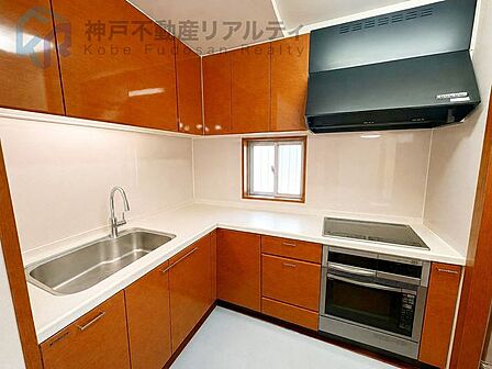 IHクッキングヒーターです♪お手入れもしやすいですよ♪※画像加工により家具を消しています