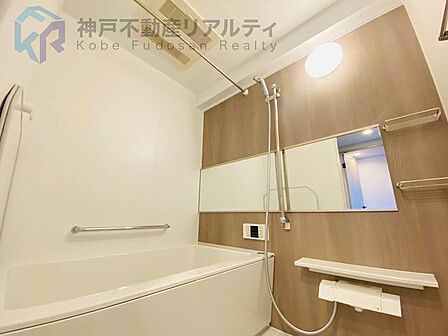 木目調のアクセントパネルが温もりのある浴室空間を演出