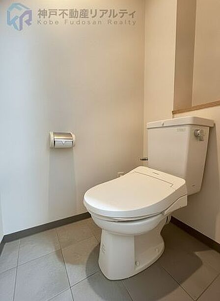 白を基調とした清潔感あるトイレ♪※AIによる画像加工で家具を消しております。