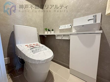 白を基調としたシンプルで清潔感あるトイレ