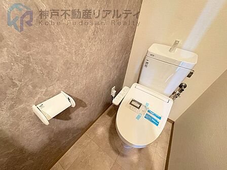 白を基調としたシンプルで清潔感あるトイレ