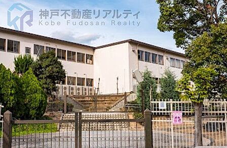 神戸市立こうべ小学校 徒歩9分。 670m