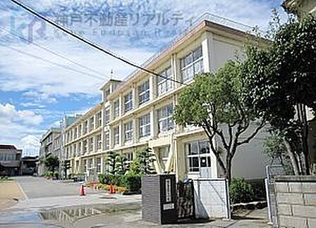 明石市立山手小学校 徒歩11分。 810m