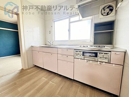 ・壁付キッチン♪窓がございますので換気もしていただけます♪※画像加工済み。家具消し写真です。