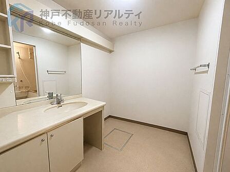 大きい鏡と収納スペースのある洗面化粧台♪朝の身支度がスムーズに行えます♪