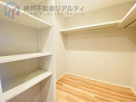 ハンガーポール付きの収納♪お洋服を掛けて収納できます♪