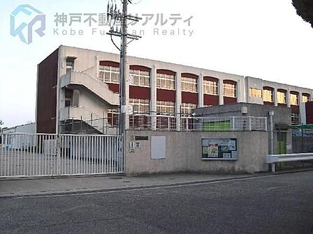 神戸市立若草小学校 徒歩18分。 1400m