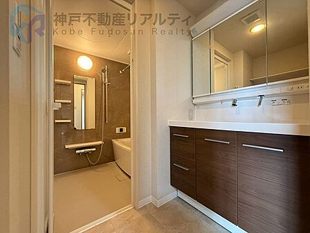 収納も兼ね備えた三面鏡付きの洗面化粧台で、朝の身支度もスムーズ!