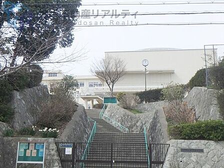 神戸市立高取台中学校 徒歩12分。 960m