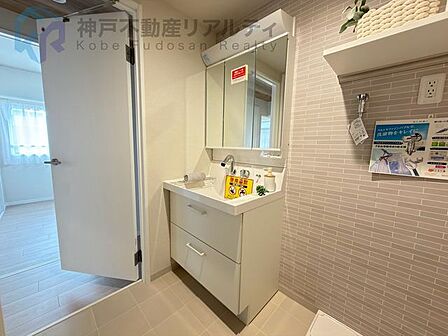 収納も兼ね備えた三面鏡付きの洗面化粧台で、朝の身支度もスムーズ!ミラー裏には化粧品や洗面用品類が収納できます※家具はディスプレイです
