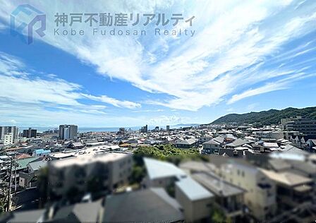 バルコニーからの眺望です♪街並みや緑が望めます♪
