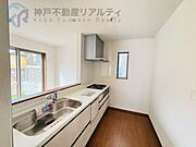 引き出しタイプの収納でキッチン用品もスッキリと片付きます♪