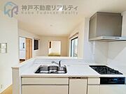 朝の光がやさしく差し込む、明るく開放的なキッチン空間♪