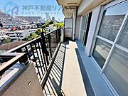 バルコニーが南西向きで、昼から夕方まで日差しが気持ちよく射し込みます。