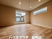 白を基調とした開放感あふれるリビングですね！
