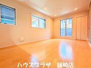 光がしっかりと入るリビングとなっております。
