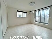 2階洋室　採光良好です。