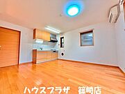 明るいデザインのおしゃれなリビングですね。