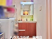 木目調がおしゃれな独立洗面台となっております。
