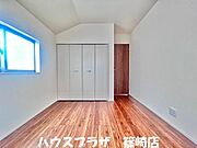 ダブルベッドも入りそうな西側5.25帖の洋室です