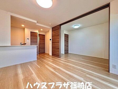 隣の洋室とリビングを繋げれば、空間がるので使い方が自由自在ですね。