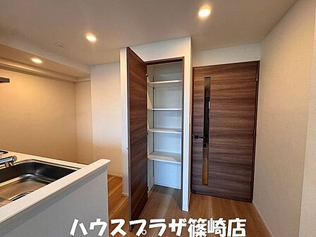 キッチン横の収納はパントリーとしても使えそうですね。