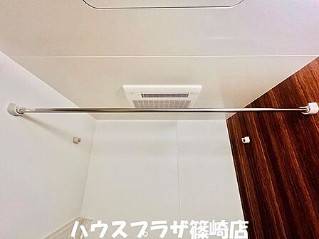 【ホスクリーン】　浴室で洗濯物が干せますね。