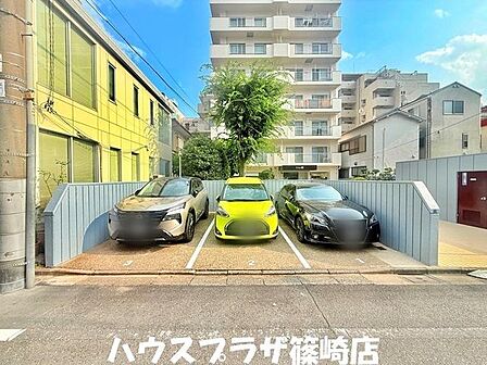 駐車場も完備されているマンションになります