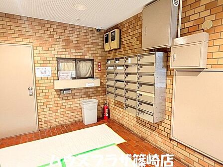 エントランス部分に郵便受けございます。