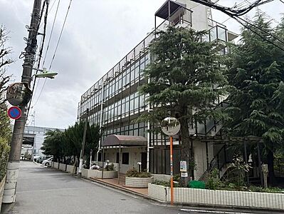 外観:白を基調とした外壁に大きな窓が整然と並ぶ外観デザインで、敷地内には花壇や植栽が整備されており、前面道路からスムーズにアプローチできる庇付きのエントランスが備わっています。 外観:白を基調とした外壁に大きな窓が整然と並ぶ外観デザインで、敷地内には花壇や植栽が整備されており、前面道路からスムーズにアプローチできる庇付きのエントランスが備わっています。