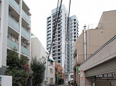 外観:白やグレーを基調としたモダンなカラーリングと、ガラスパネルを配したバルコニーデザインが印象的な高層スタイルの建物外観です。 外観:白やグレーを基調としたモダンなカラーリングと、ガラスパネルを配したバルコニーデザインが印象的な高層スタイルの建物外観です。