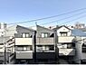 その他：バルコニーからは片流れ屋根などの建物が立ち並ぶ街並みを望むことができ、周辺には3階建てを中心とした住宅やマンションなどの建物が位置しています。